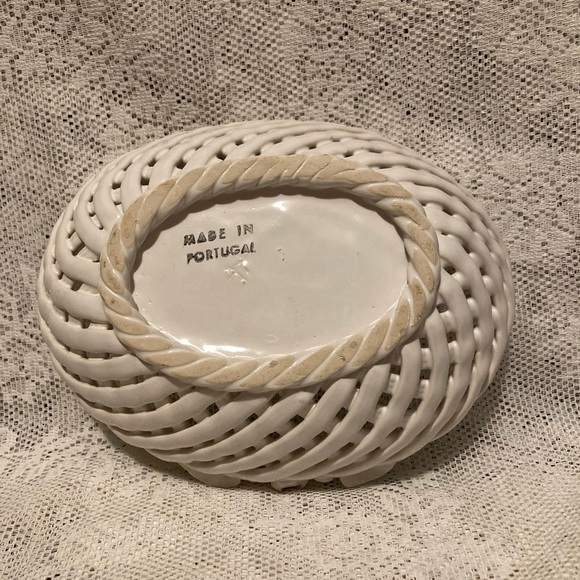 White Lattice Porcelain Bowl made in Portugal with Roses Vintage - Picture 5 of 6